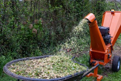 shredding-machine-operation-extracting-wood-chips-__